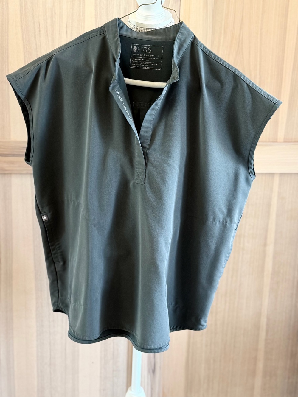 Figs Rafaela Scrub Top. Women's Sz- 3X 16-18 Gray | Mandarin Collar | Comfy.
